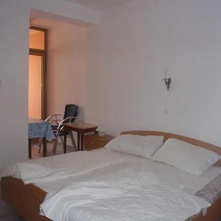 Guest house Apartments Lucica 3119 Rab Town