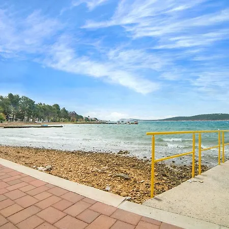 Guest house Apartments Lucica 3119 Rab Town