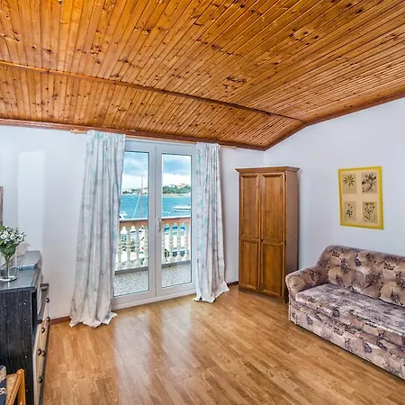 Guest house Apartments Lucica 3119 Rab Town