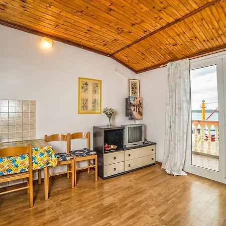 Guest house Apartments Lucica 3119 Rab Town