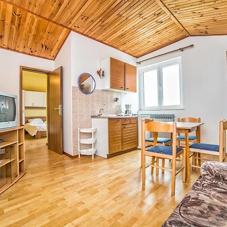 Guest house Apartments Lucica 3119 Rab Town