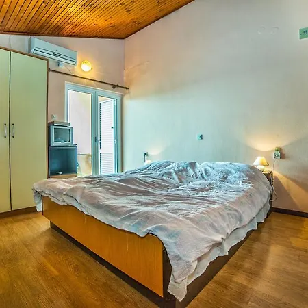 Guest house Apartments Lucica 3119 Rab Town